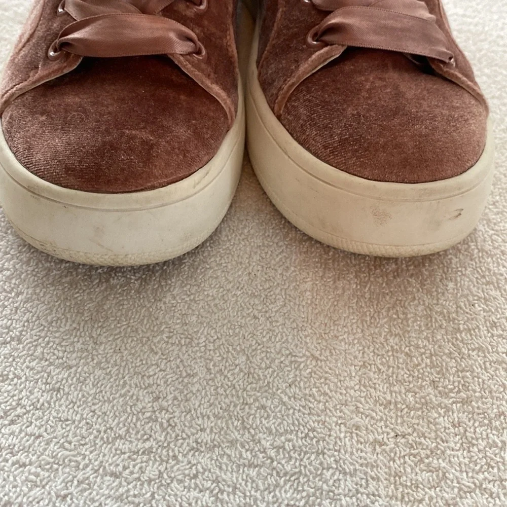 Steve Madden Bertie-V style fashion sneakers satin laces faux velvet size 8.5